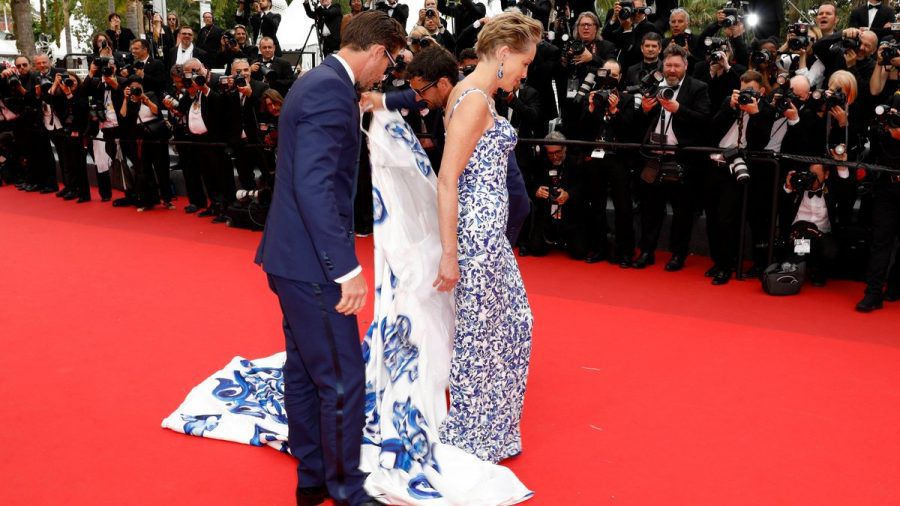 Sharon Stone legte auf dem roten Teppich in Cannes die Schleppe ihres Kleides ab. (hub/spot)