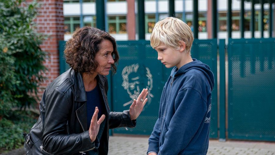 "Tatort: Marlon": Traut sich der Schüler Pit (Finn Lehmann), Lena Odenthal (Ulrike Folkerts) von seinem Streit mit Marlon zu erzählen? (cg/spot)