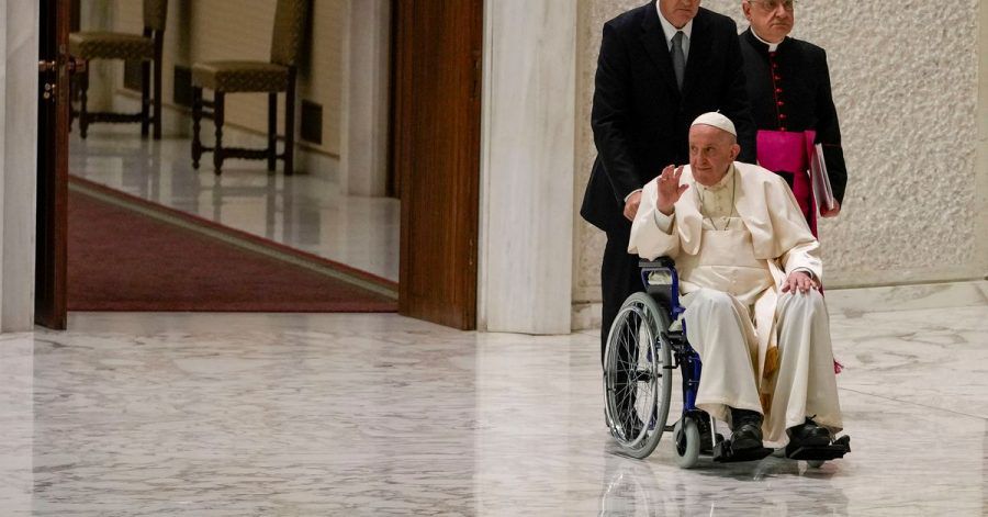Papst Franziskus (M) leidet seit mehreren Monaten an einer Bänderzerrung im rechten Knie. Es fällt ihm schwer zu gehen oder zu stehen.