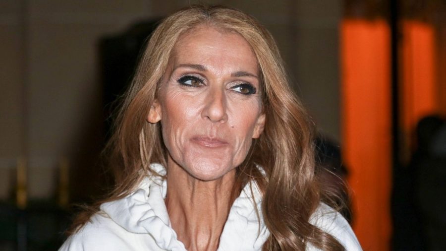 Céline Dion in weißem Hoodie und Make Up.