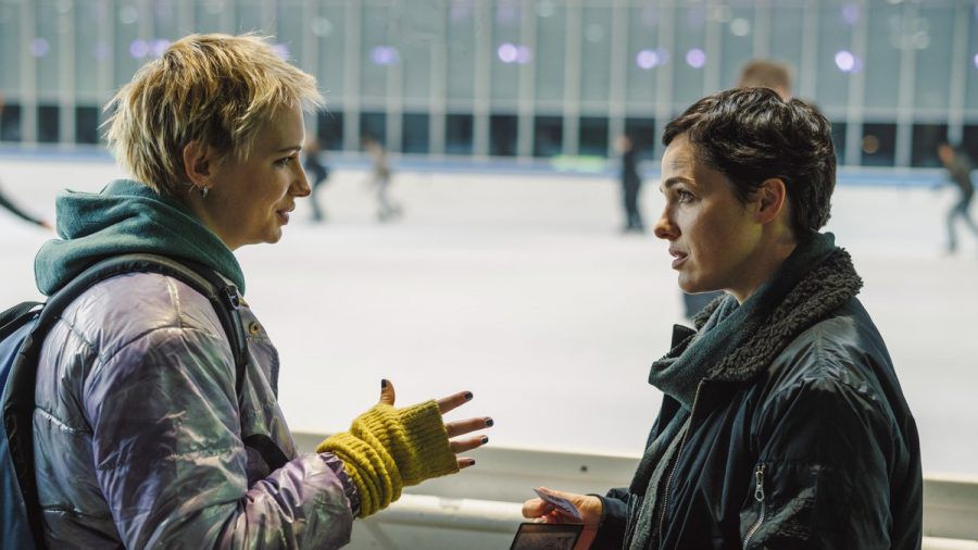 "Das Licht, das die Toten sehen": Bessie Eyckhoff (Verena Altenberger) befragt in der Eishalle Stefanie Reither (Zoë Valks) und zeigt ihr das Foto von Laura. (cg/spot)