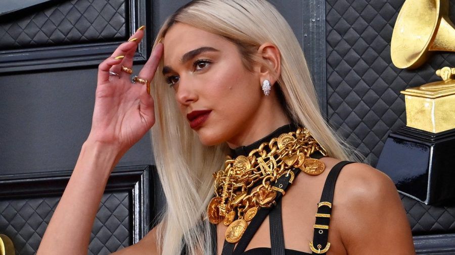 Sängerin Dua Lipa betonte ihre Lippen bei der Grammy-Verleihung Anfang April in einem dunklen und kräftigen Rot. (jk/spot)