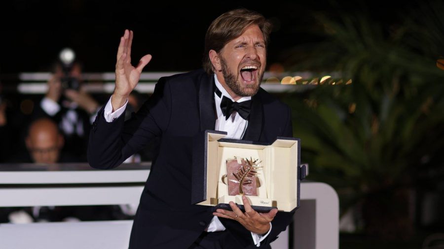 Ruben Östlund freut sich über seine zweite Goldene Palme. (eee/spot)
