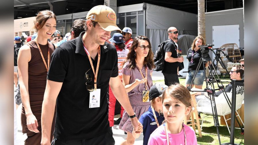 Ashton Kutcher und Mila Kunis mit den Kindern und Karlie Kloss. (smi/spot)