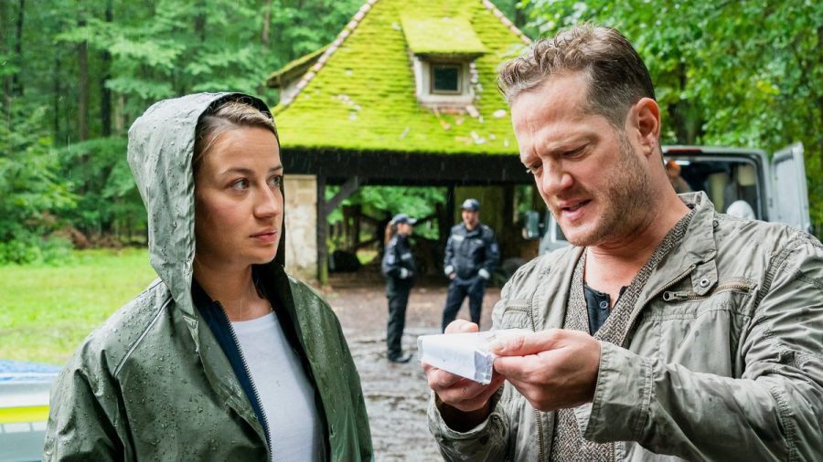 "Theresa Wolff: Waidwund": Dr. Theresa Wolff (Nina Gummich) übergibt Hauptkommissar Bruno Lewandowski (Aurel Manthei) einen Ring, der bei der Leiche gefunden wurde. (cg/spot)