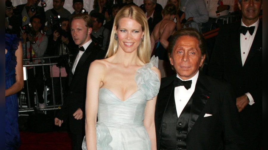 Claudia Schiffer und Valentino im New Yorker Metropolitan Museum of Art im Jahr 2008. (jom/spot)