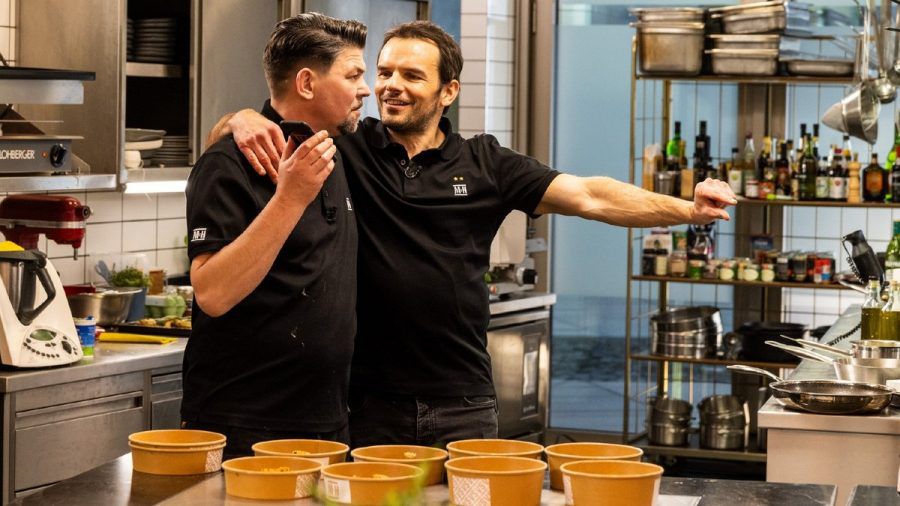 Tim Mälzer (l.) und Steffen Henssler kochen im Duell. (jom/spot)