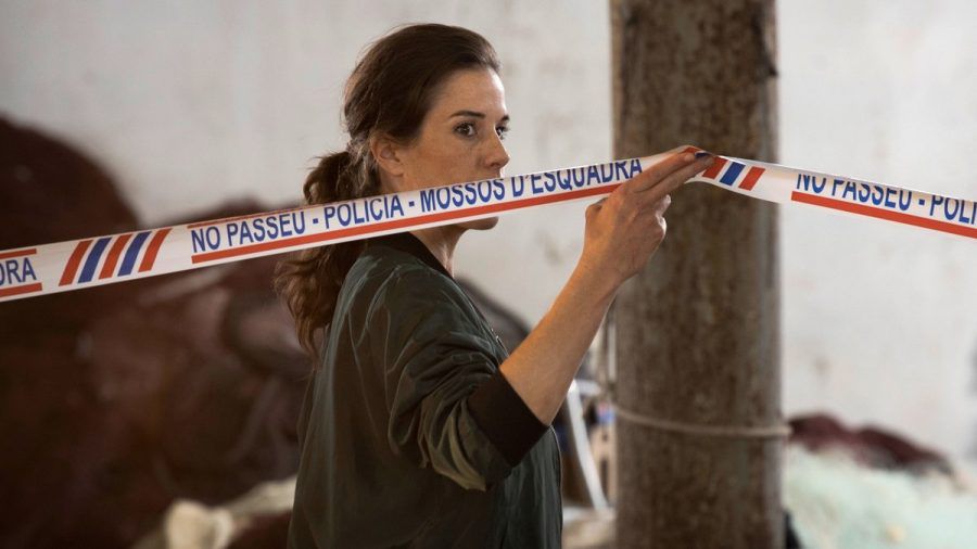 "Der Barcelona-Krimi: Der Riss in allem": Kommissarin Fina Valent (Anne Schäfer) besichtigt den Tatort. (cg/spot)