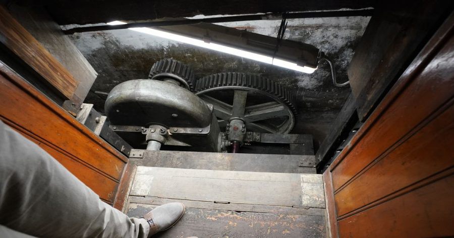 Den Recherchen eines Kunsthistorikers ist es zu verdanken, dass ein alter Paternoster in einem Hamburger Geschäftshaus wieder entdeckt wurde. Nun wird das historische Teil wieder auf Vordermann gebracht.
