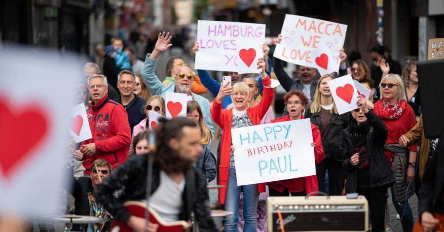 Zahlreiche Fans kamen zum Dreh des Flashmob-Videos für Paul McCartney auf die Hamburger Reeperbahn