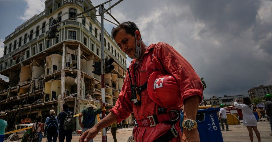 Ein Helfer des kubanischen Roten Kreuzes macht eine Pause, nachdem er in den Trümmern des Fünf-Sterne-Hotels im Einsatz war. Die Rettungsarbeiten wurden inzwischen beendet.