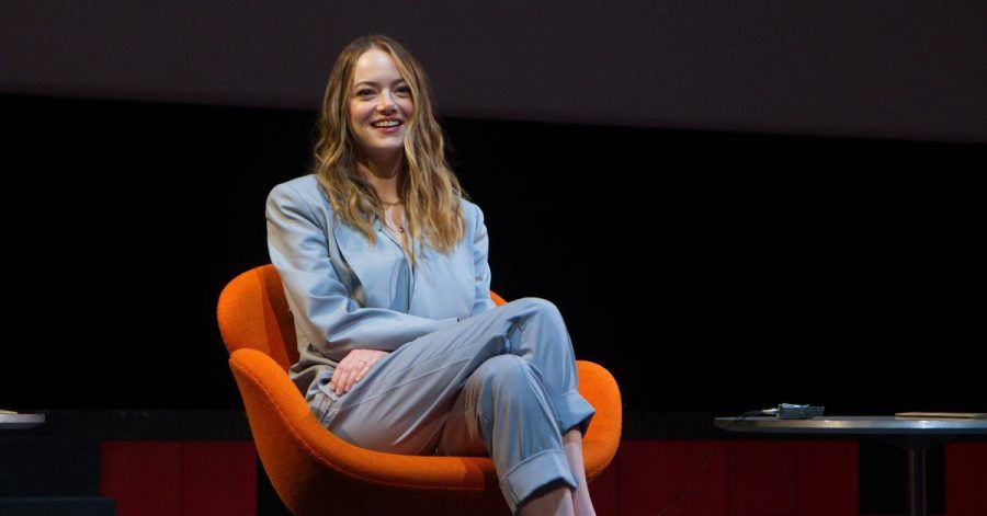 Emma Stone wartet nach der Vorstellung ihres neuen Films in Athen auf Fragen.