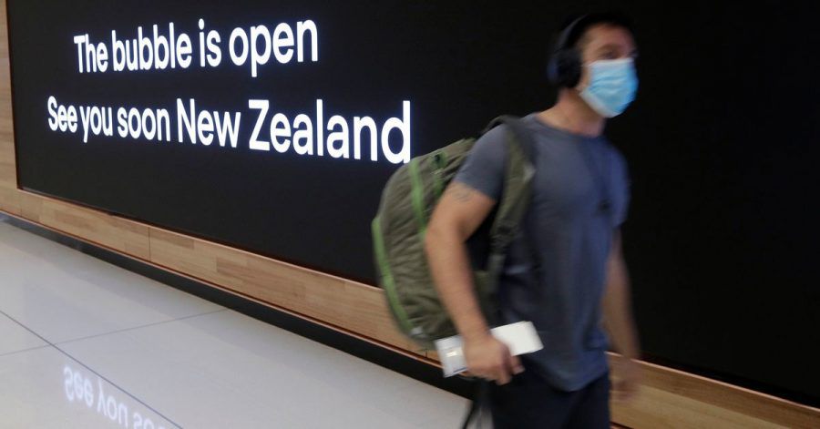 Ein Passagier geht am Flughafen von Sydney zu einem Flugzeug, das nach Neuseeland fliegt.