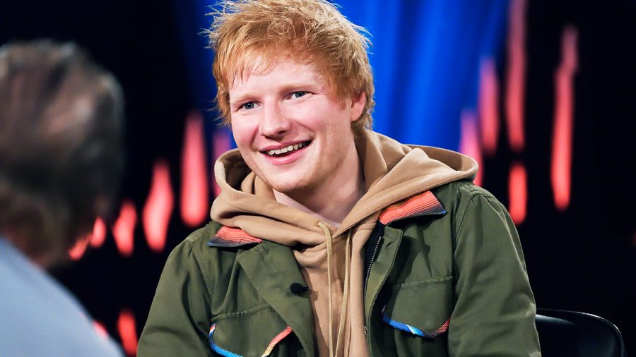 Ed Sheeran grinst