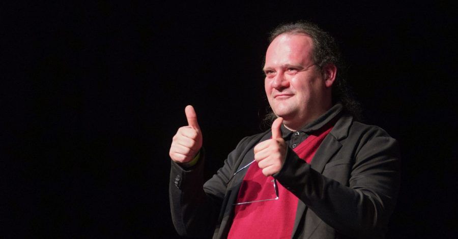Der Schauspieler Samouil Stoyanov bekommt den Alfred-Kerr-Darstellerpreis verliehen.