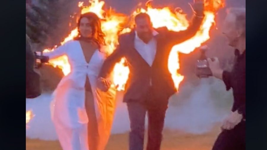 Ambyr und Gabe auf ihrer Hochzeit in Flammen