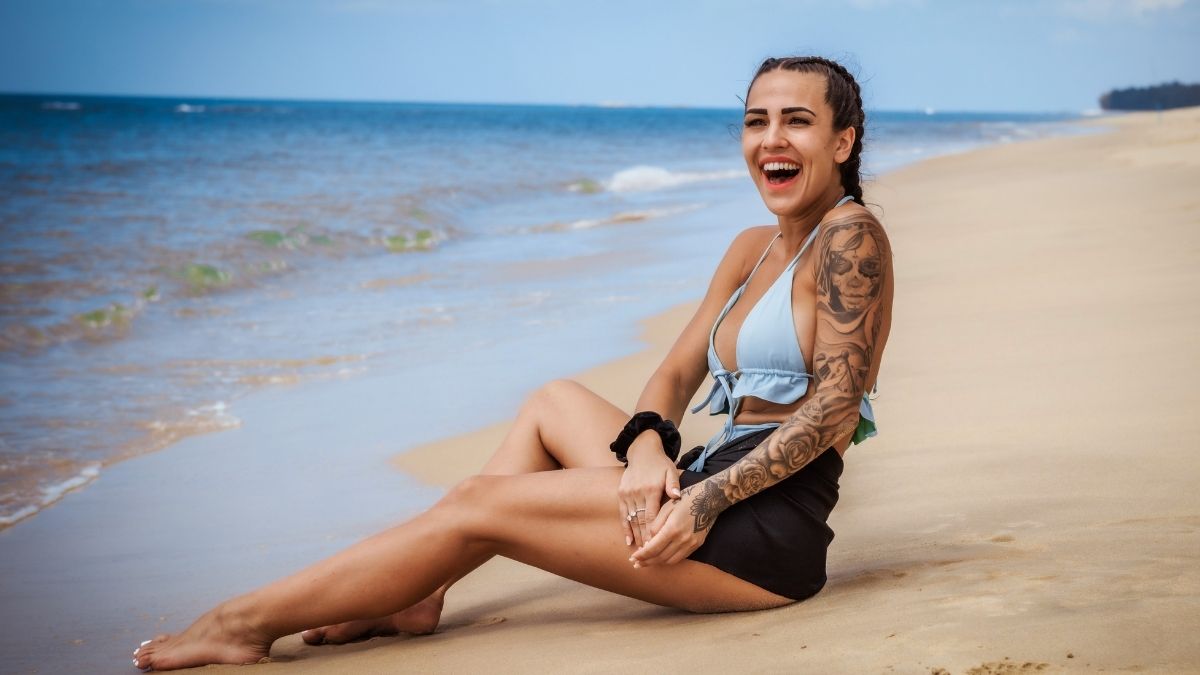 Elena Miras am Strand von Kampf der Realitytstars." class="size-full wp-image-1439548
