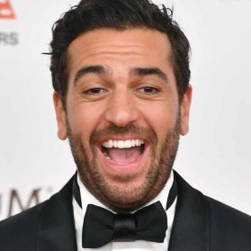 Elyas M'Barek lacht