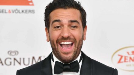 Elyas M'Barek lacht
