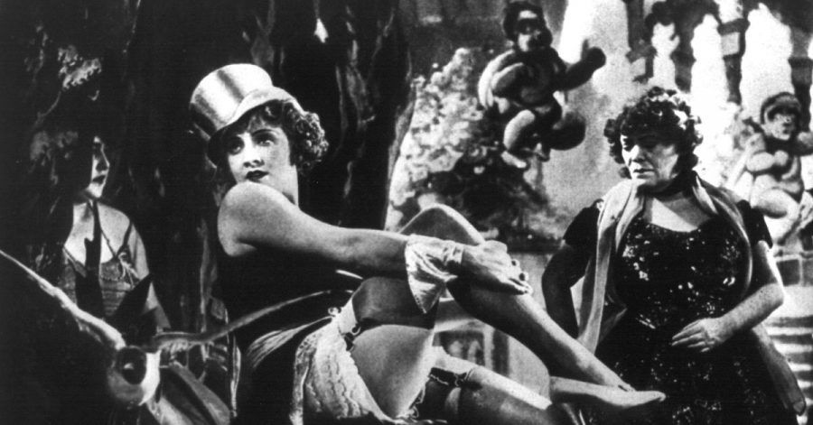 Die deutsche Filmschauspielerin Marlene Dietrich betört als Lola-Lola in dem von Josef von Sternberg inszenierten Ufa-Film «Der blaue Engel» die Männerwelt.