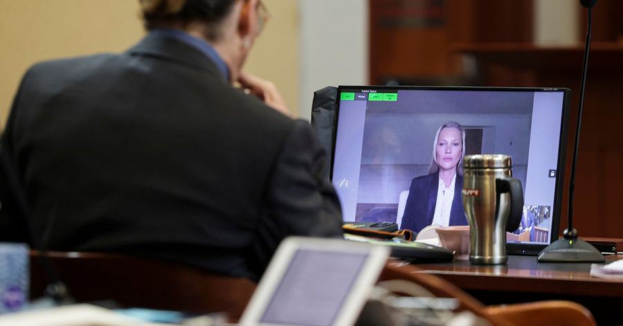 Supermodel Kate Moss war aus England per Video zugeschaltet. Depp verfolgt konzentriert die Aussage seiner Ex-Freundin.