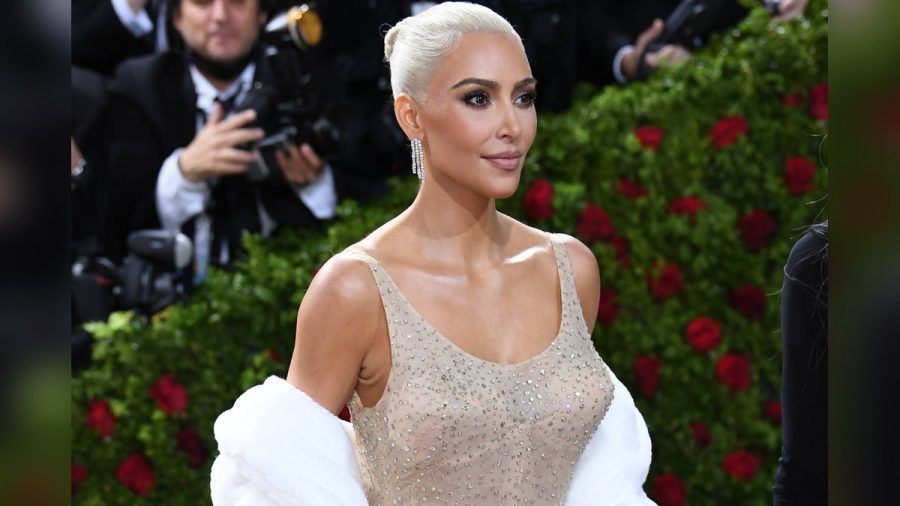 Kim Kardashian trug nicht nur dieses Kleid von Marilyn Monroe am Abend der Met Gala. (amw/spot)
