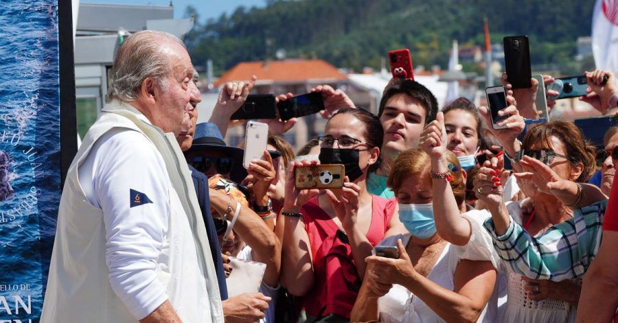 Juan Carlos (l), Altkönig von Spanien, spricht mit Schaulustigen vor einem Empfang in einem Nautikclub vor einer Segelveranstaltung in Sanxenxo.