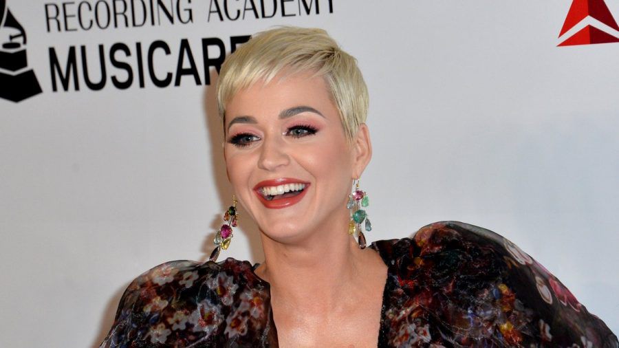 Katy Perry sorgt mit einer Panne vor laufender Kamera für Lacher. (eee/spot)