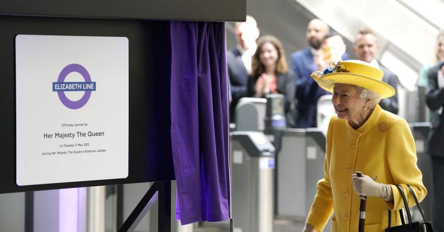 Die britische Königin Elizabeth II. enthüllt in London die neue "Elizabeth-Line".