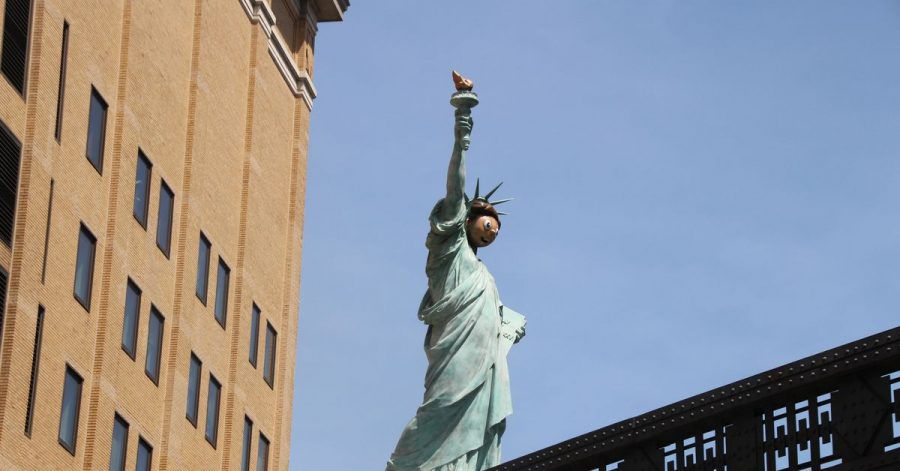 Eine der Freiheitsstatue ähnlich sehende Skulptur auf New Yorks High Line - mit Comic-Gesicht.