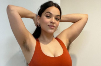 Fenalla Fox zeigt ihre Achselhaare