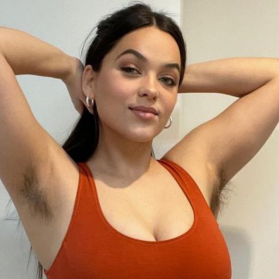 Fenalla Fox zeigt ihre Achselhaare