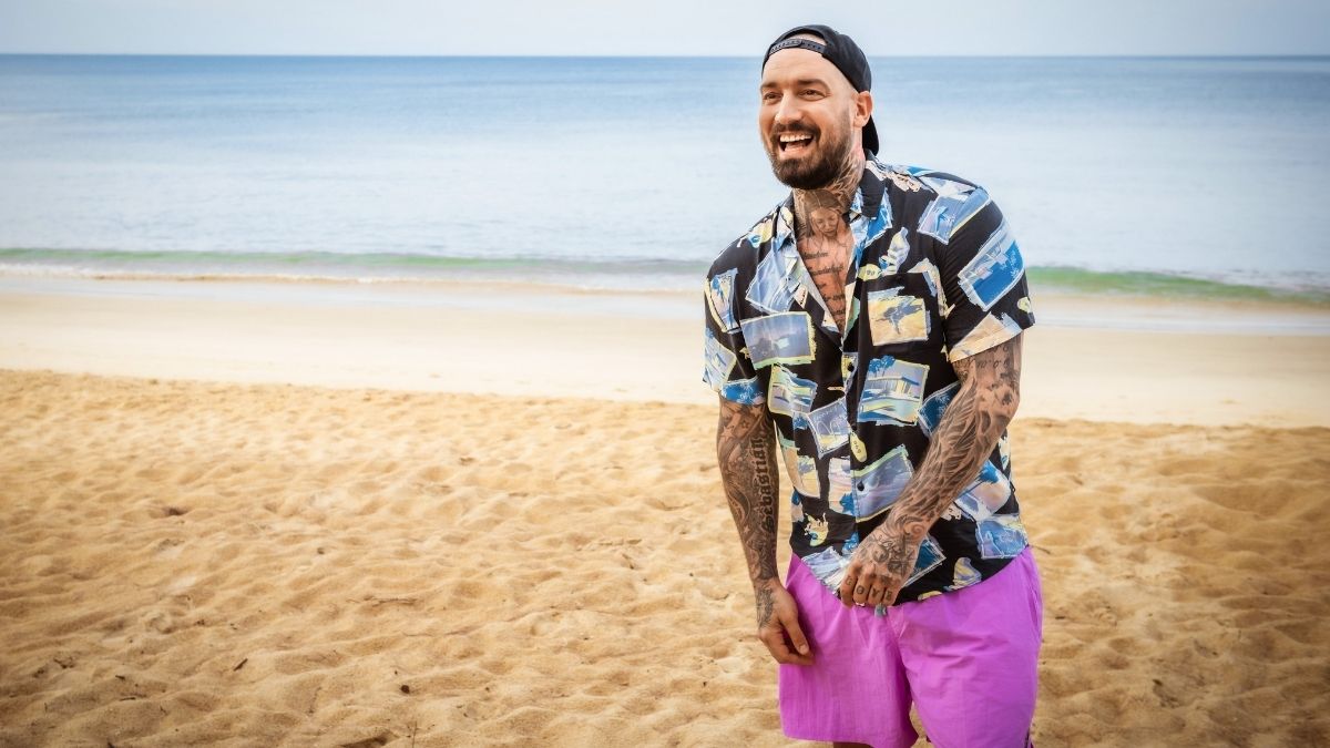 Jan Leyk am Strand von Kampf der Realitystars." class="size-full wp-image-1439532