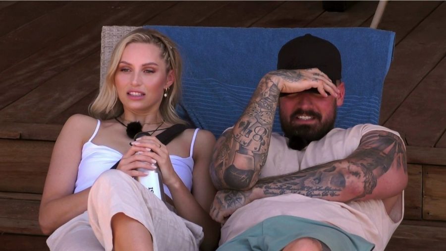 Jan Leyk mit Sissi auf Sonnenliege bei Kampf der Realitystars.