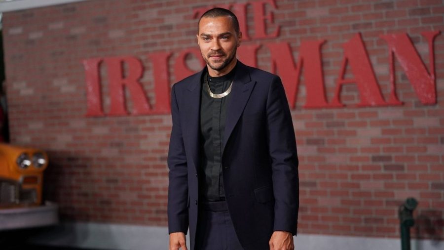 Jesse Williams im schwarzen Anzug mit Goldkette.