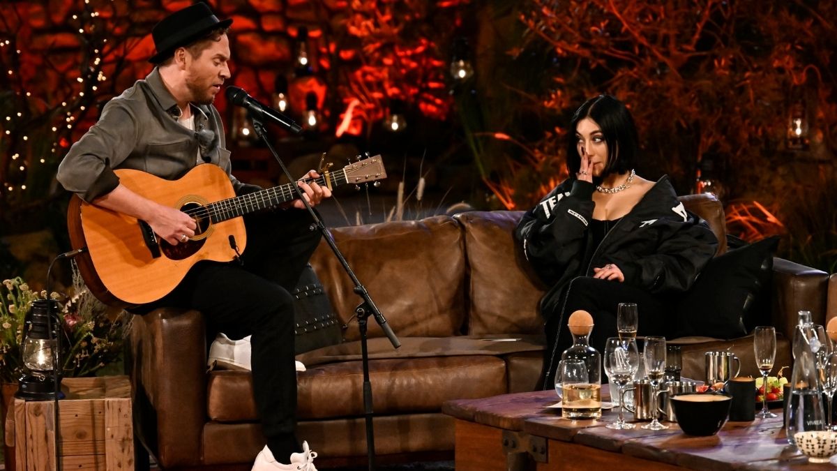 Johannes Oerding mit Gitarre singt für Elif" class="size-full wp-image-1441973