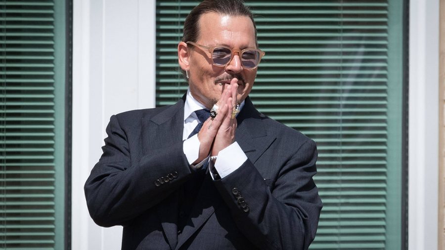 Johnny Depp zeigt sich vor dem Gerichtssaal