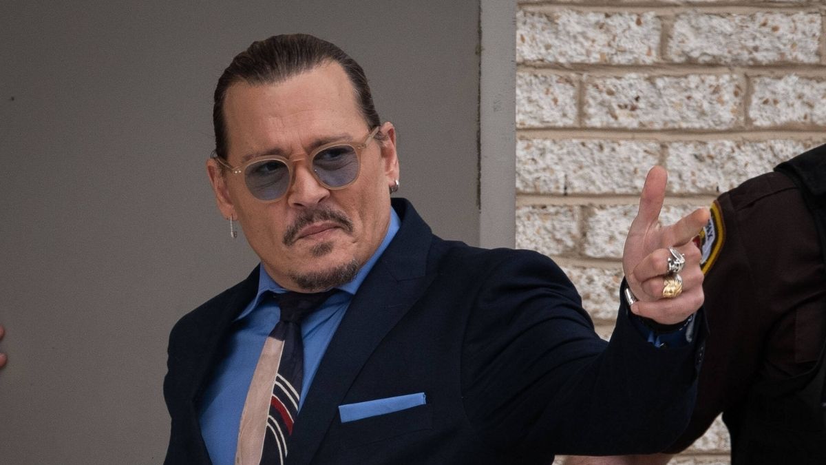 Johnny Depp vor dem Gerichtsgebäude.