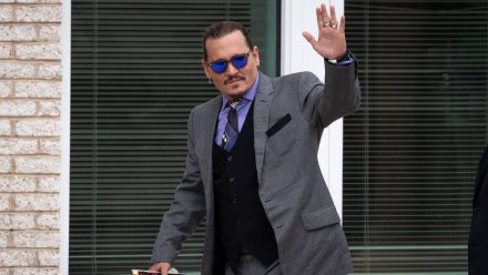 Johnny Depp soll etwas mit seiner Anwältin am laufen haben.