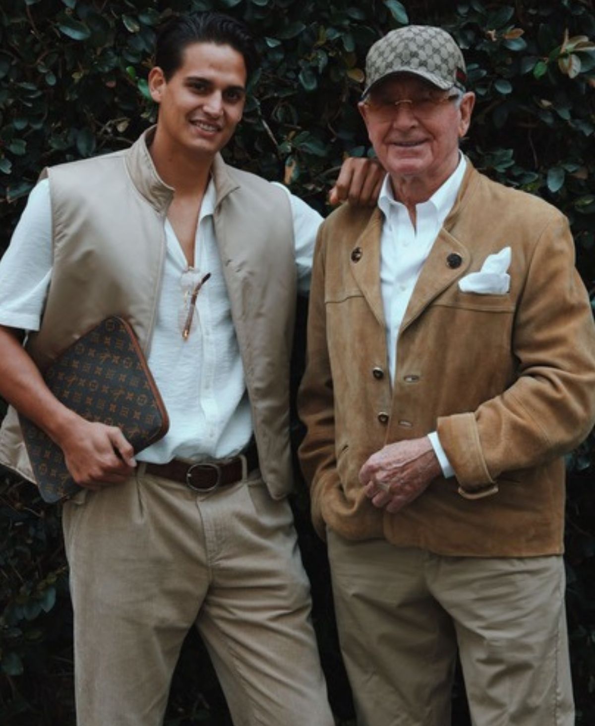 Kevin Prinz von Anhalt posiert mit seinem Vater Frédéric im Partnerlook" class="size-full wp-image-1444478