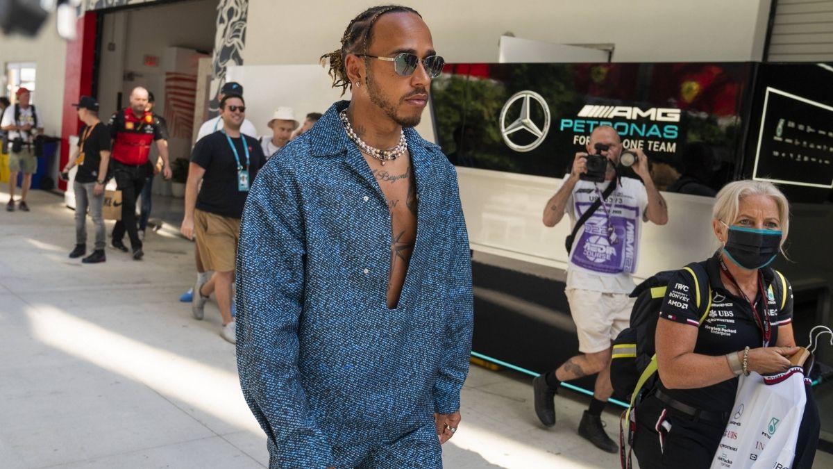 Lewis Hamilton mit schickem Anzug bei Formel 1.