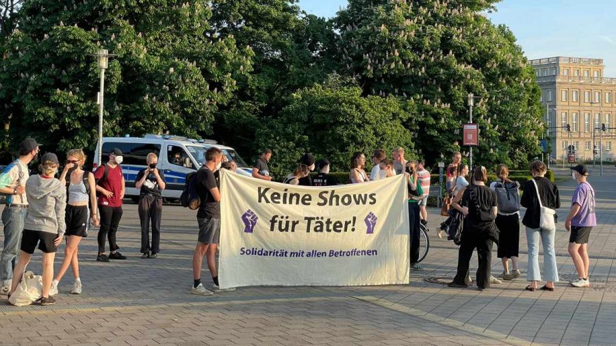Eine kleine Gruppe Demonstrierender vor der Quarterback Arena Leipzig