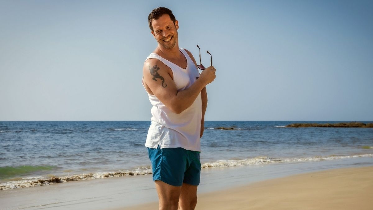 Martin Wernicke am Strand von Kampf der Realitystars." class="size-full wp-image-1439508