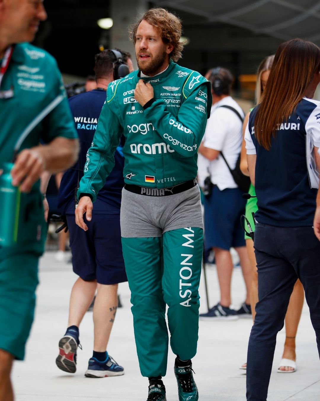 Sebastian Vettel auf Rennstrecke mit Unterhose überm Anzug.