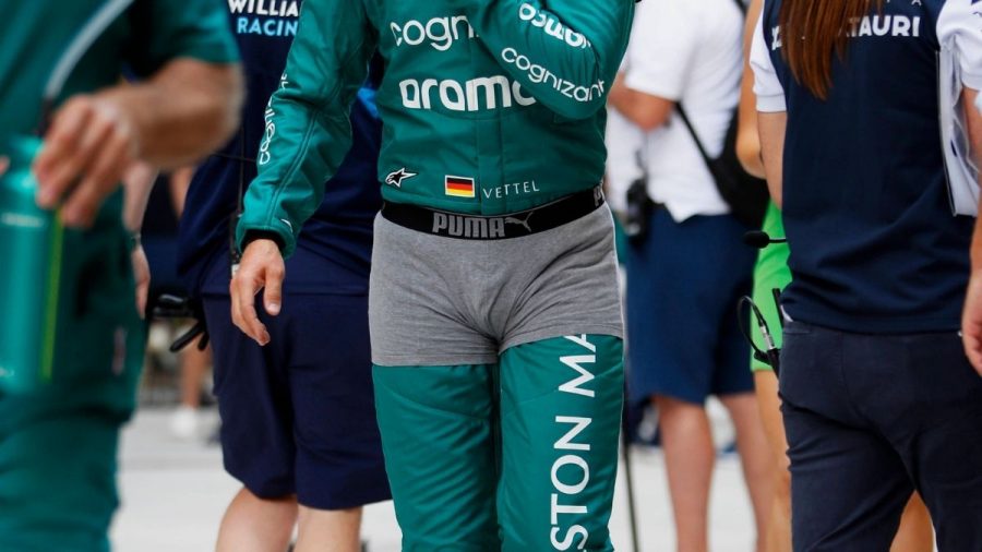 Sebastian Vettel auf Rennstrecke mit Unterhose überm Anzug.