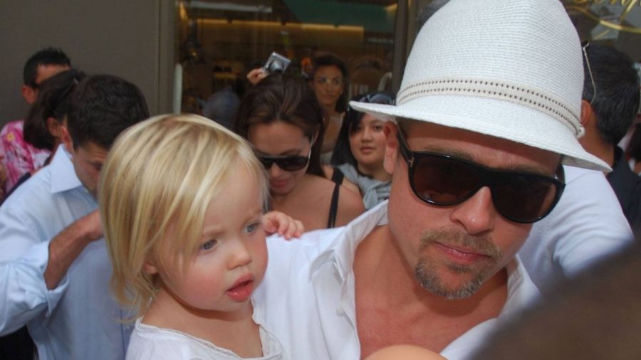 Brad Pitt trägt die kleine Shiloh durch die Fan-Menge in Cannes
