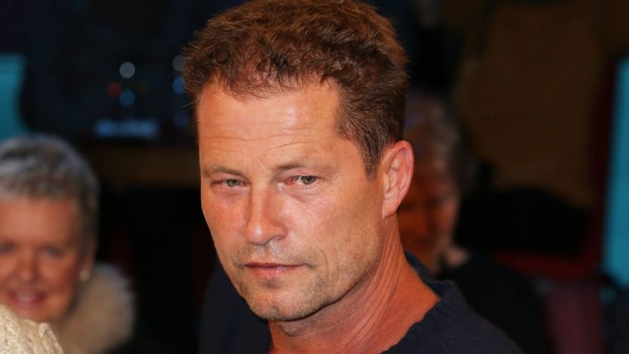 Til Schweiger schaut siegessicher