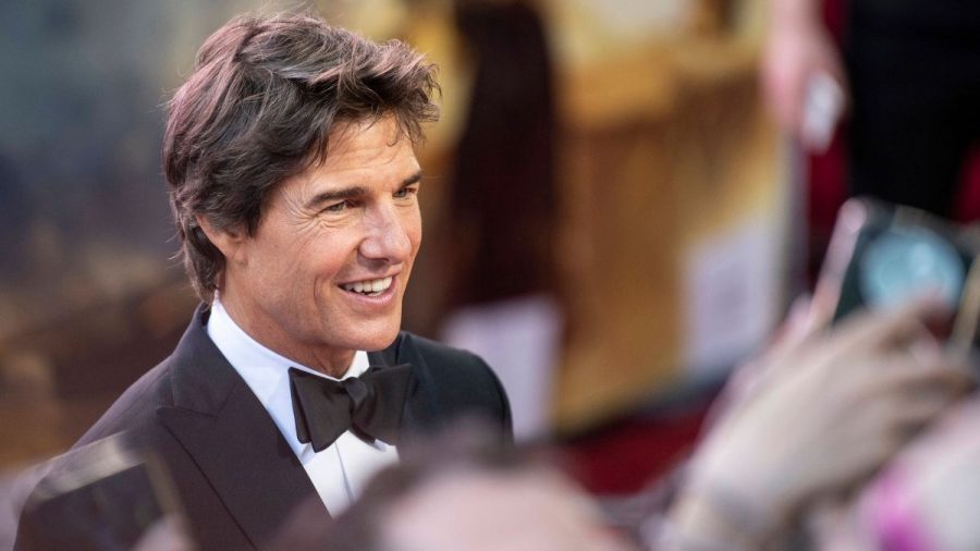 Tom Cruise nimmt ein Bad in der Menge.