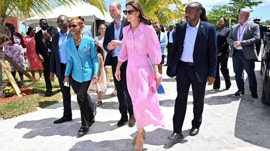 Auf den Bahamas zeigte sich Herzogin Kate in einem Kleid von Rixo. (kms/spot)