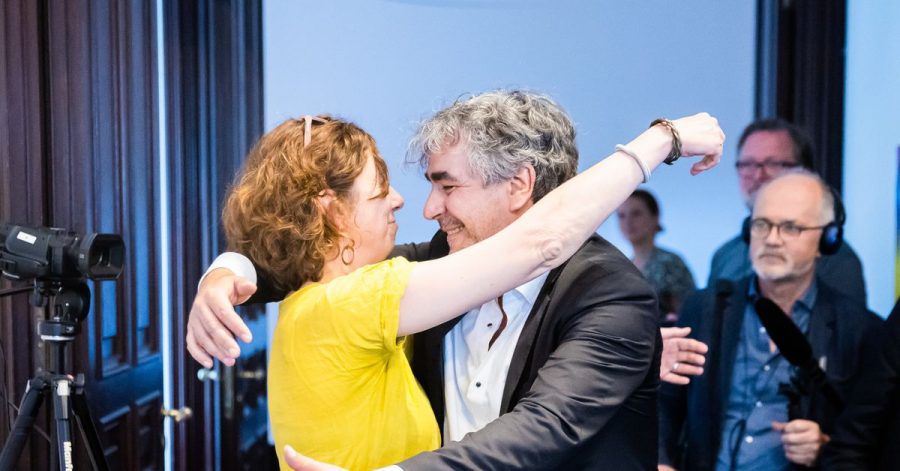 Eva Menasse und Deniz Yücel, beide Sprecher von PEN Berlin, freuen sich im Literaturhaus Berlin bei der Gründungsveranstaltung von PEN Berlin über ihre Wahl als Sprecher.